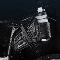 Sacoche de selle vélo noire avec porte-bidon sous la pluie