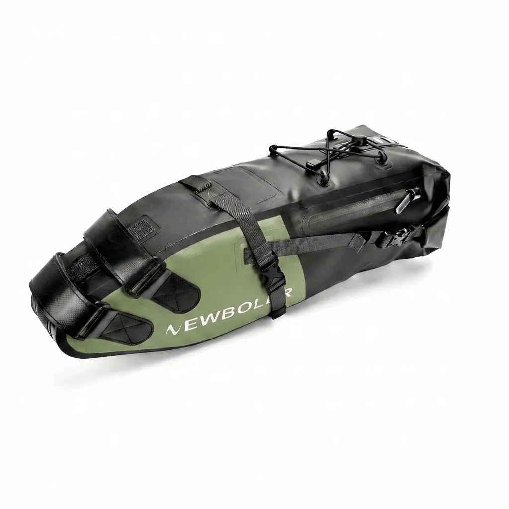 Sacoche de selle noire et verte avec sangles de fixation et filet élastique, présentée sur fond blanc.