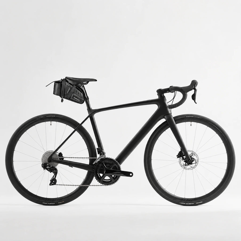 Sacoche selle vélo noire sur vélo de route carbone noir vue latérale