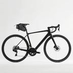 Sacoche selle vélo noire sur vélo de route carbone noir vue latérale