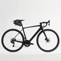 Sacoche selle vélo noire sur vélo de route carbone noir vue latérale