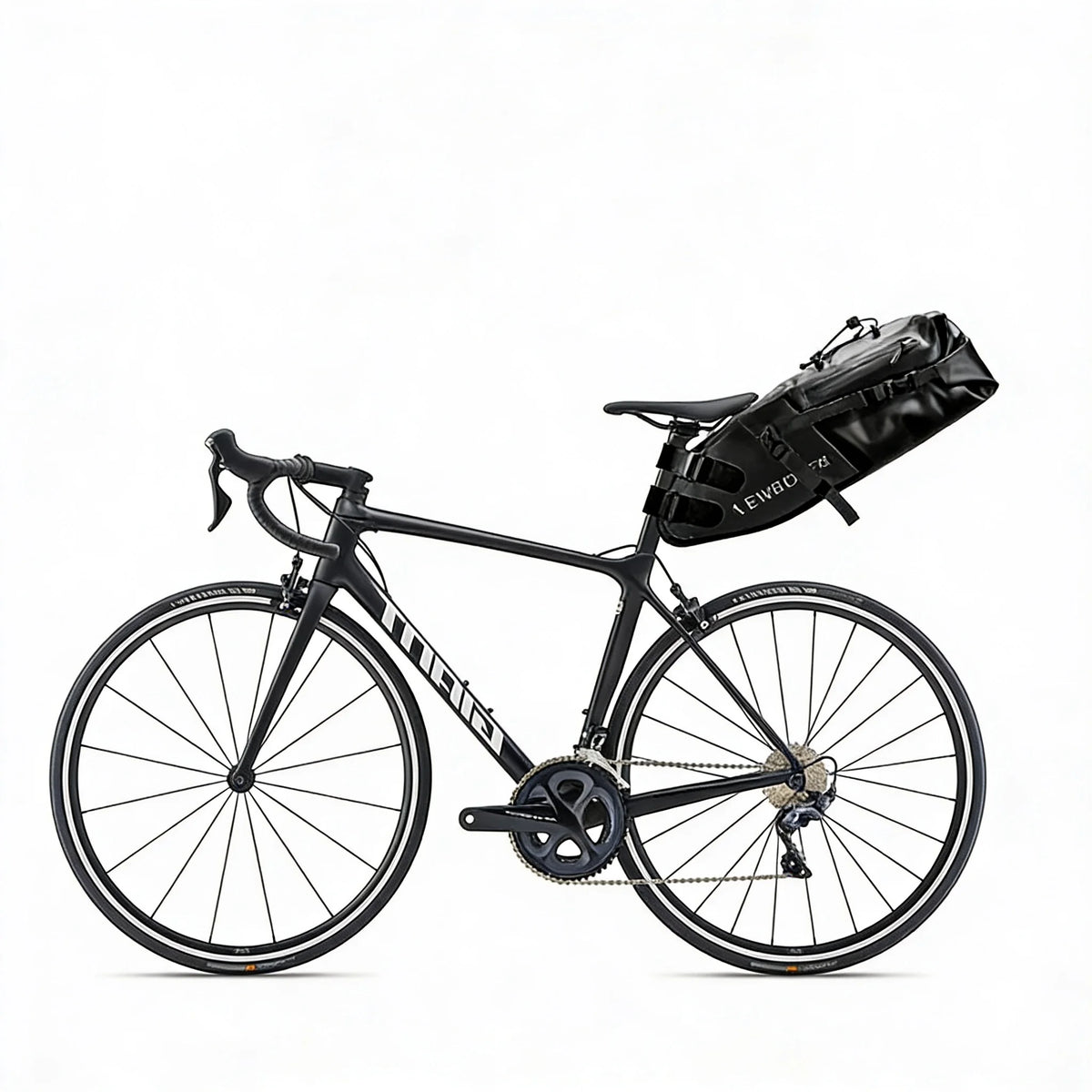 Sacoche de selle noire de grande capacite fixee sous la selle d un velo de route noir vue de cote