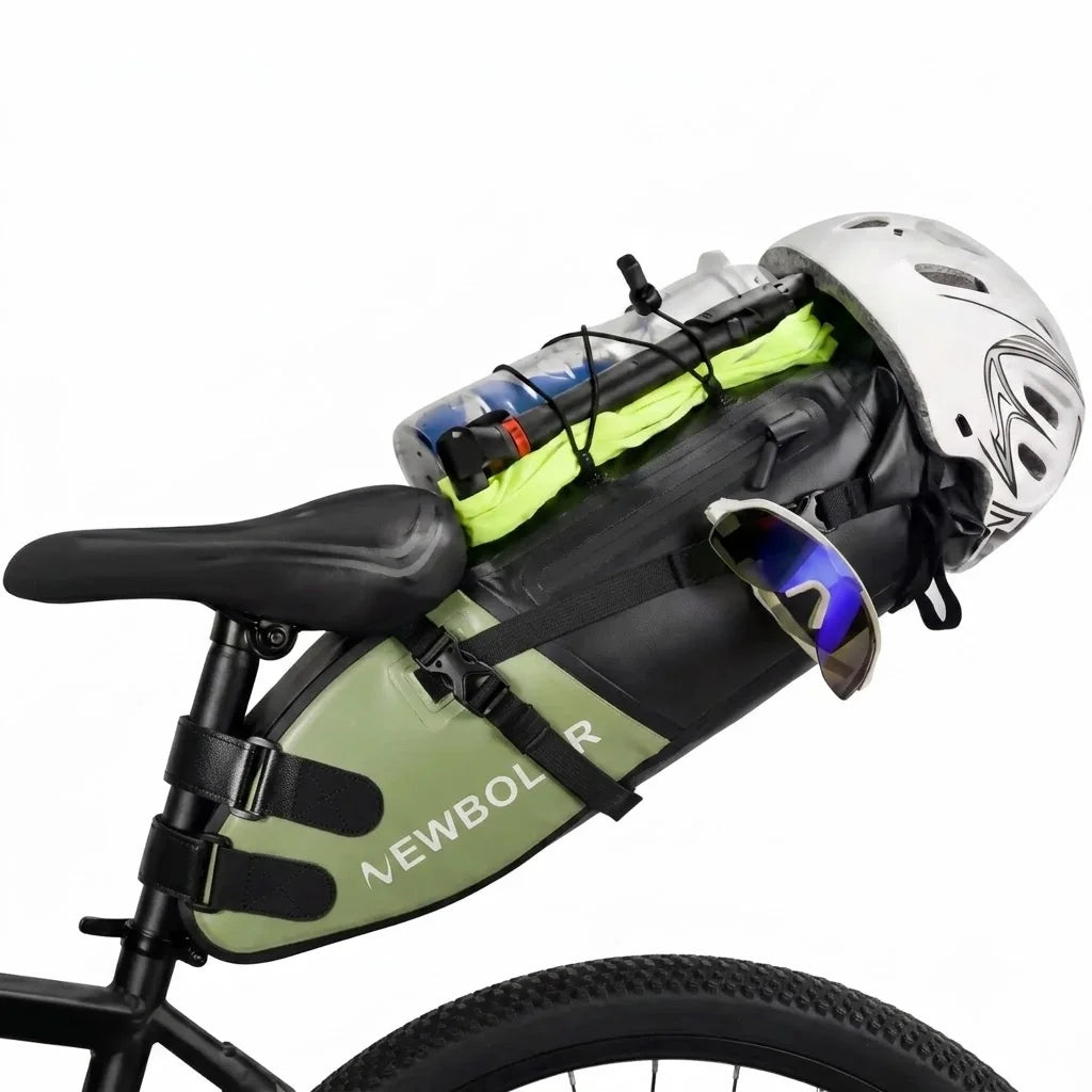 Sacoche de selle verte installée sous la selle d'un vélo, avec un casque blanc et des lunettes de soleil attachés.