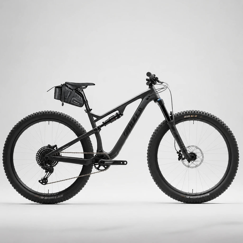 Sacoche selle vélo noire sur VTT noir vue latérale