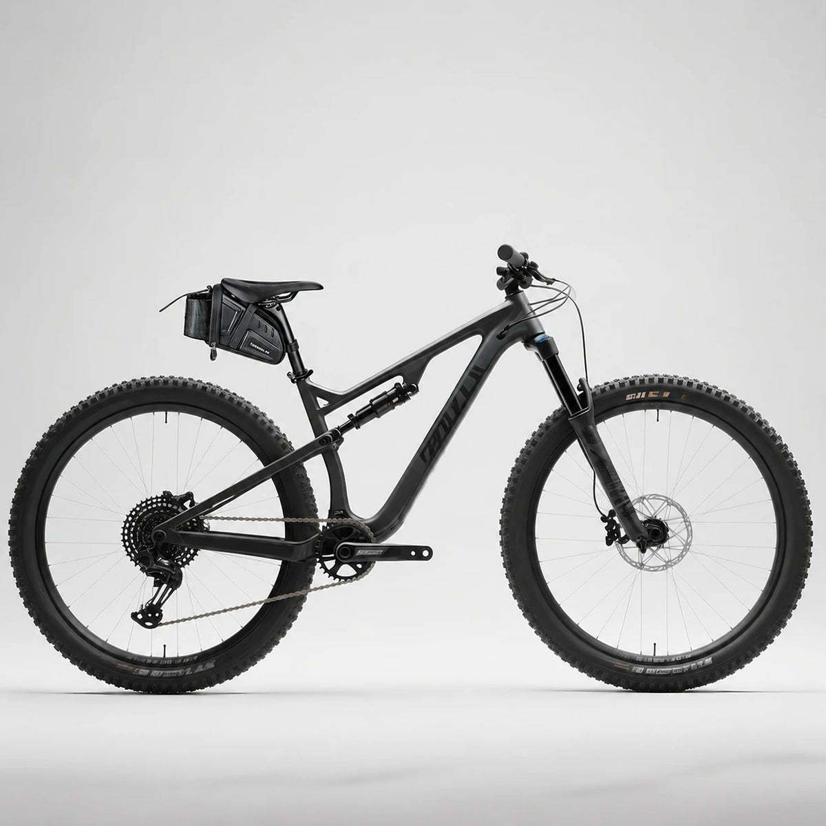 Sacoche selle vélo noire sur VTT noir vue latérale