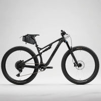 Sacoche selle vélo noire sur VTT noir vue latérale