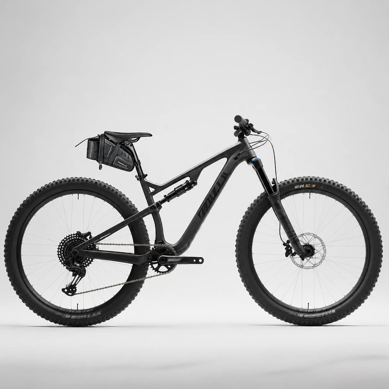 Sacoche selle vélo noire sur VTT noir vue latérale