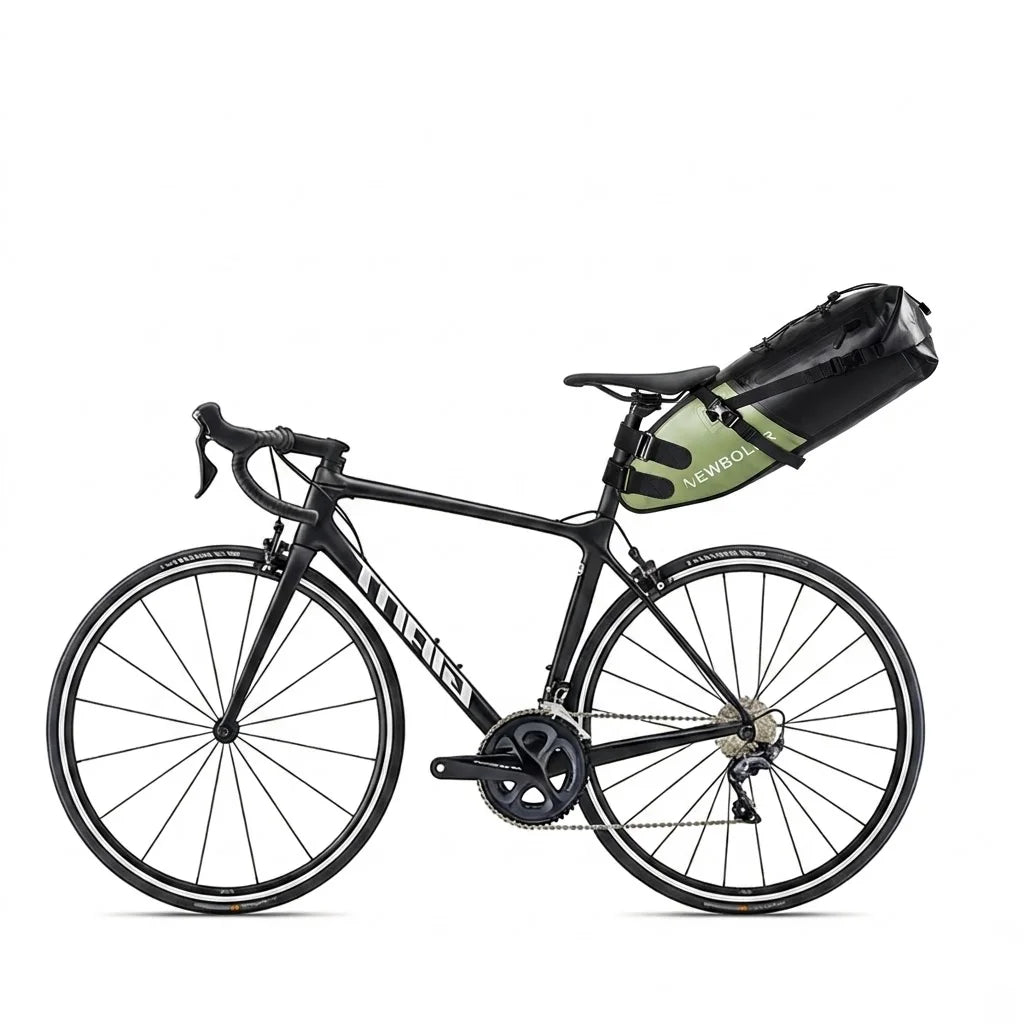 Sacoche de selle verte fixée sous la selle d'un vélo de route noir, vue de côté.