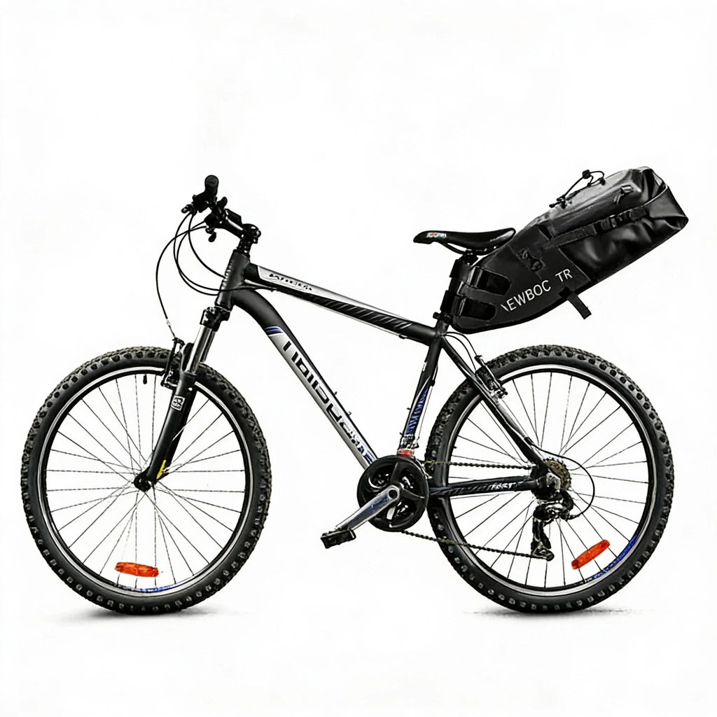 Sacoche de selle noire volumineuse fixee sur la selle d un velo tout terrain gris vue de cote sur fond blanc