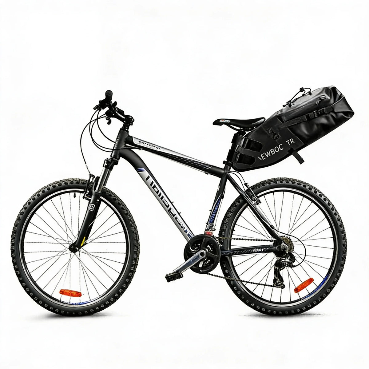 Sacoche de selle noire volumineuse fixee sur la selle d un velo tout terrain gris vue de cote sur fond blanc