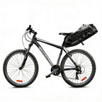 Sacoche de selle noire volumineuse fixee sur la selle d un velo tout terrain gris vue de cote sur fond blanc