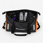 Intérieur ouvert de la sacoche vélo 18L noire et orange contenant deux bidons