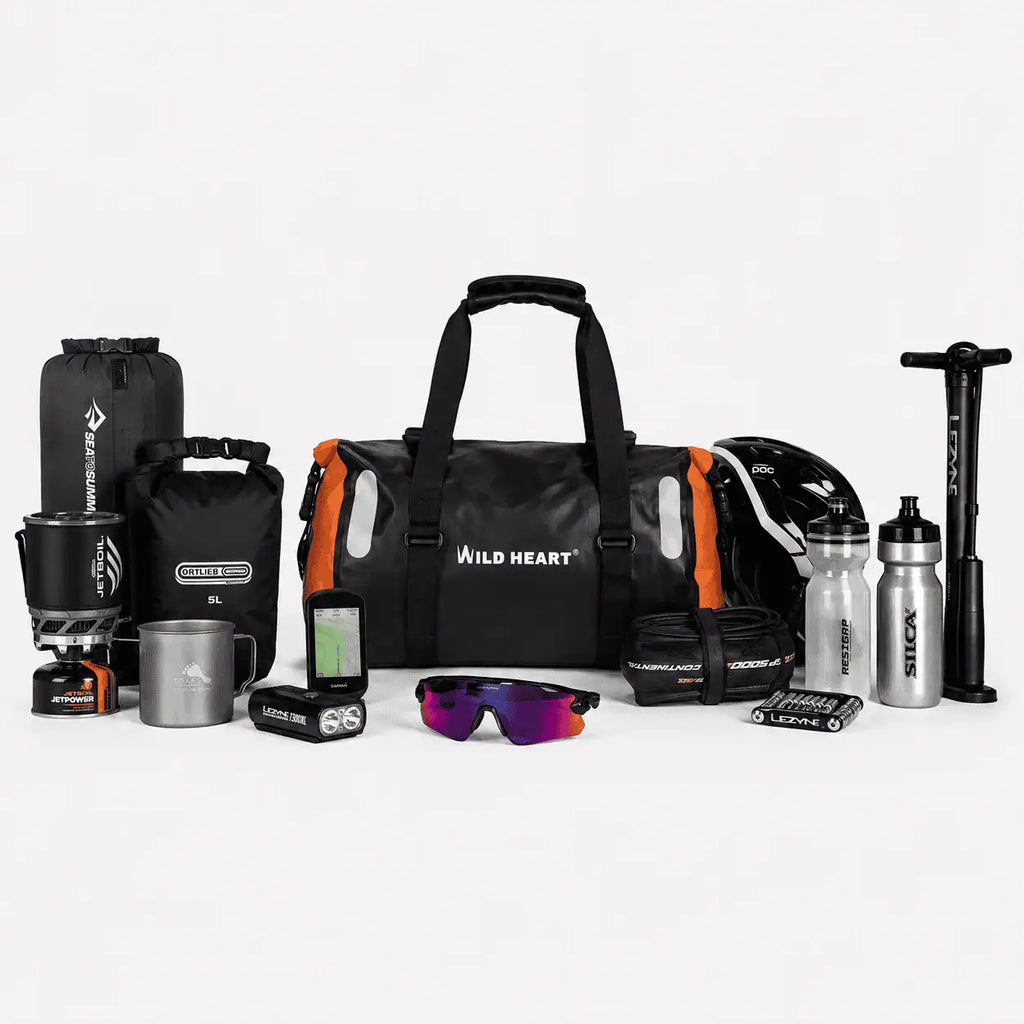 Sacoche vélo 18L noire et orange entourée d'une pompe, de bidons et de lunettes