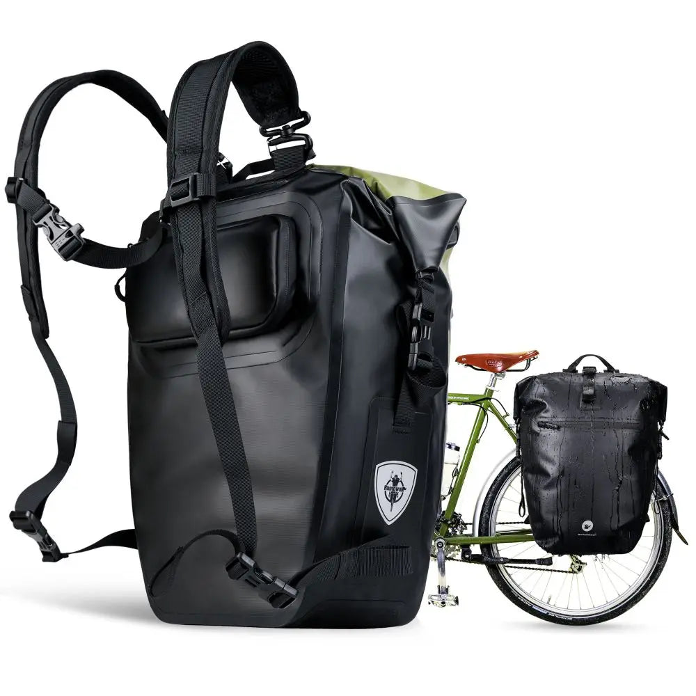 Sacoche noire 27L aCycliste en tenue portant sacoche noire en sac à dos et sacoche jaune porte-bagagesvec brételles réglables, vue backpack et porte-bagages sur vélo