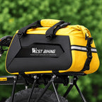 Sacoche jaune installée sur le porte-bagages d'un vélo à l'extérieur
