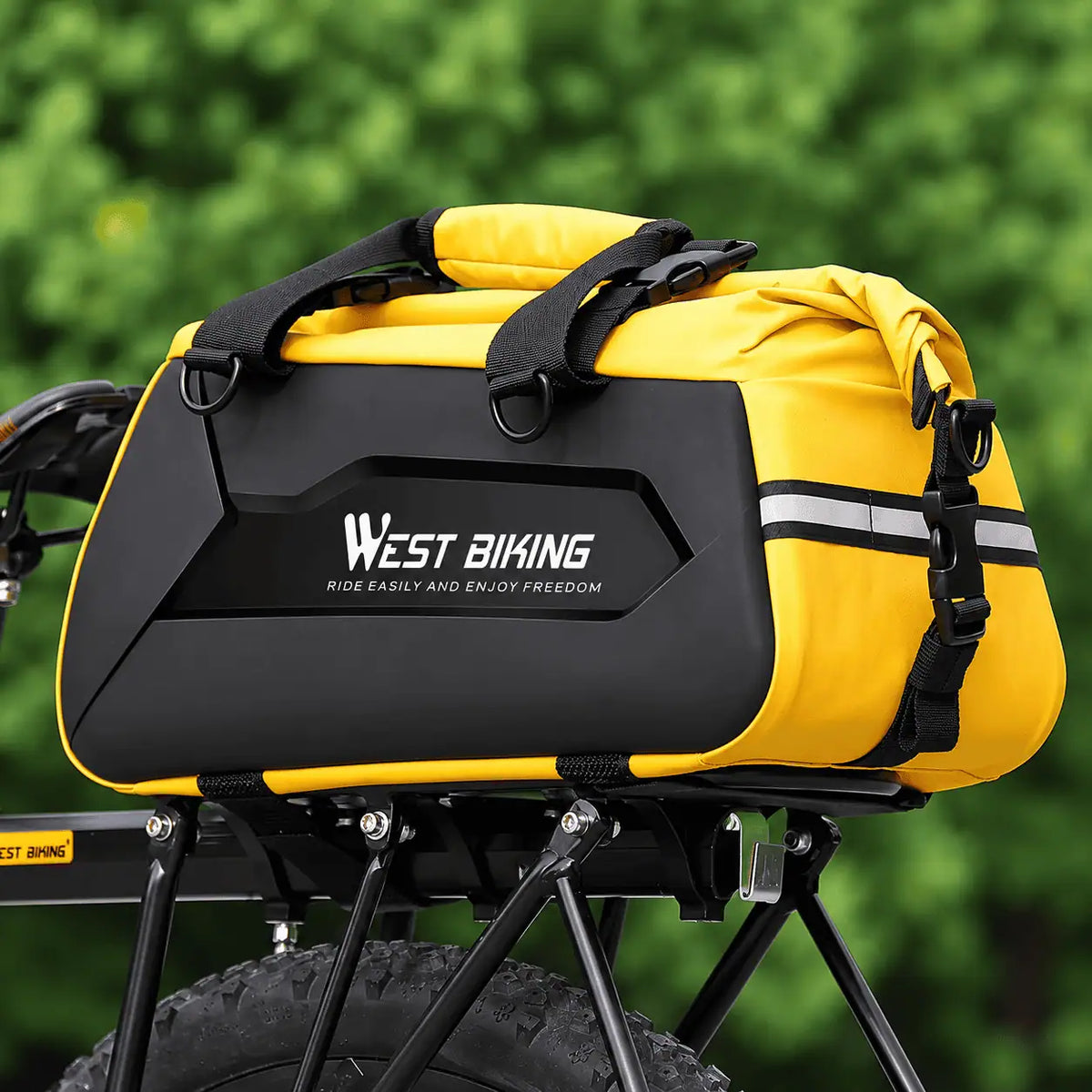 Sacoche jaune installée sur le porte-bagages d'un vélo à l'extérieur