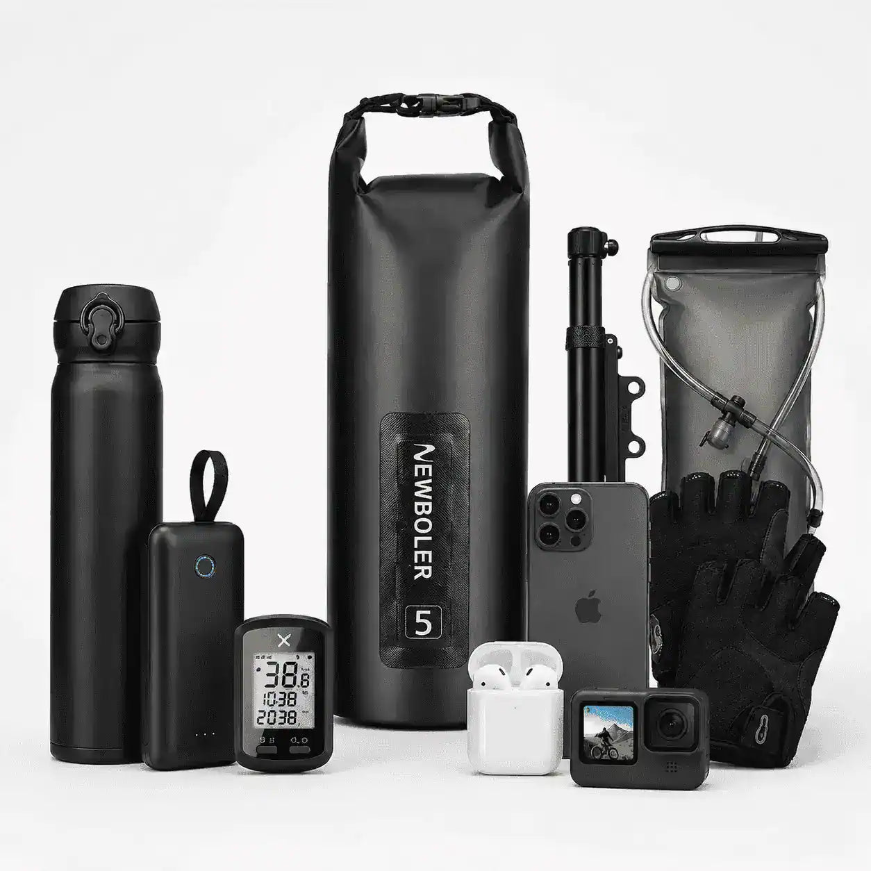 Accessoires pouvant être rangés dans une sacoche de vélo 5L : gourde, GPS, gants, caméra, téléphone