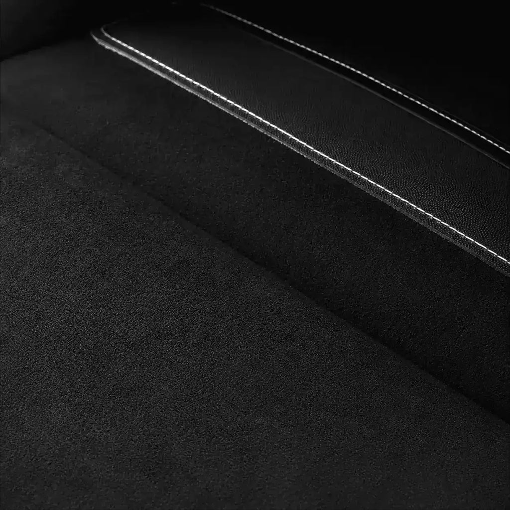 Gros plan sur la matiere noire et les coutures d'une sacoche de velo.
