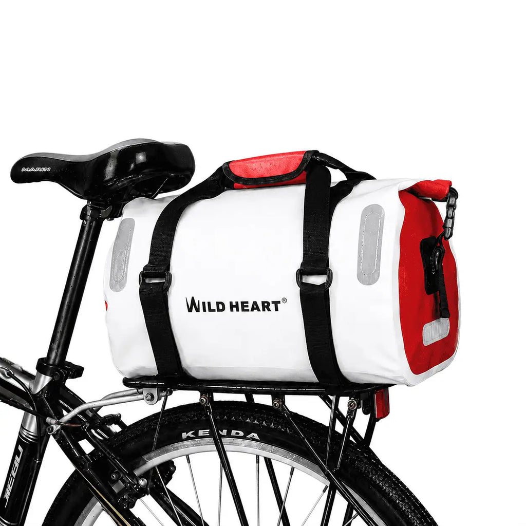 Sacoche vélo étanche 18L blanche et rouge fixée sur le porte-bagage arrière d'un vélo