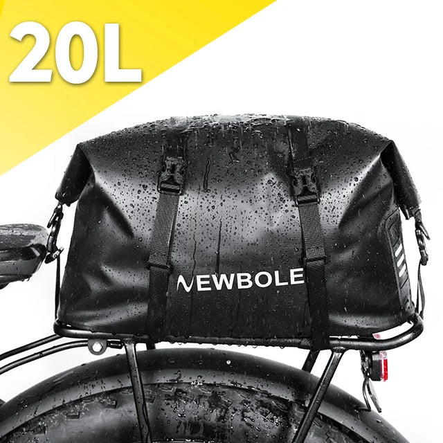Sacoche 20 L couverte de gouttes d'eau sur un porte-bagages arrière