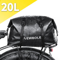Sacoche 20 L couverte de gouttes d'eau sur un porte-bagages arrière