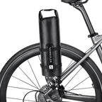 Sacoche vélo étanche 5 L sanglée sur les haubans arrière d'un vélo, vue de côté