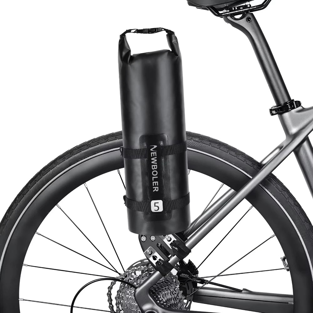 Sacoche vélo étanche 5 L sanglée sur les haubans arrière d'un vélo, vue de côté