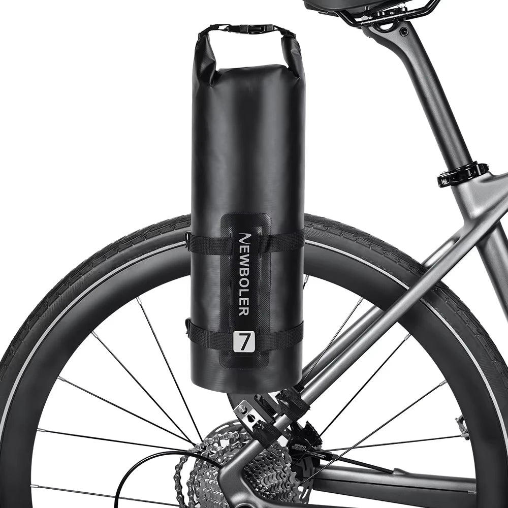 Sacoche vélo étanche 7 L fixée sur son support aux haubans arrière, au-dessus de la cassette