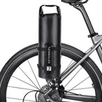 Sacoche vélo étanche 7 L fixée sur son support aux haubans arrière, au-dessus de la cassette