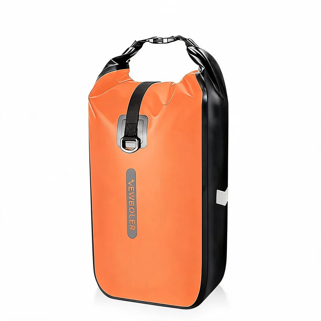 Sacoche étanche orange à fermeture enroulée présentée sur fond blanc.