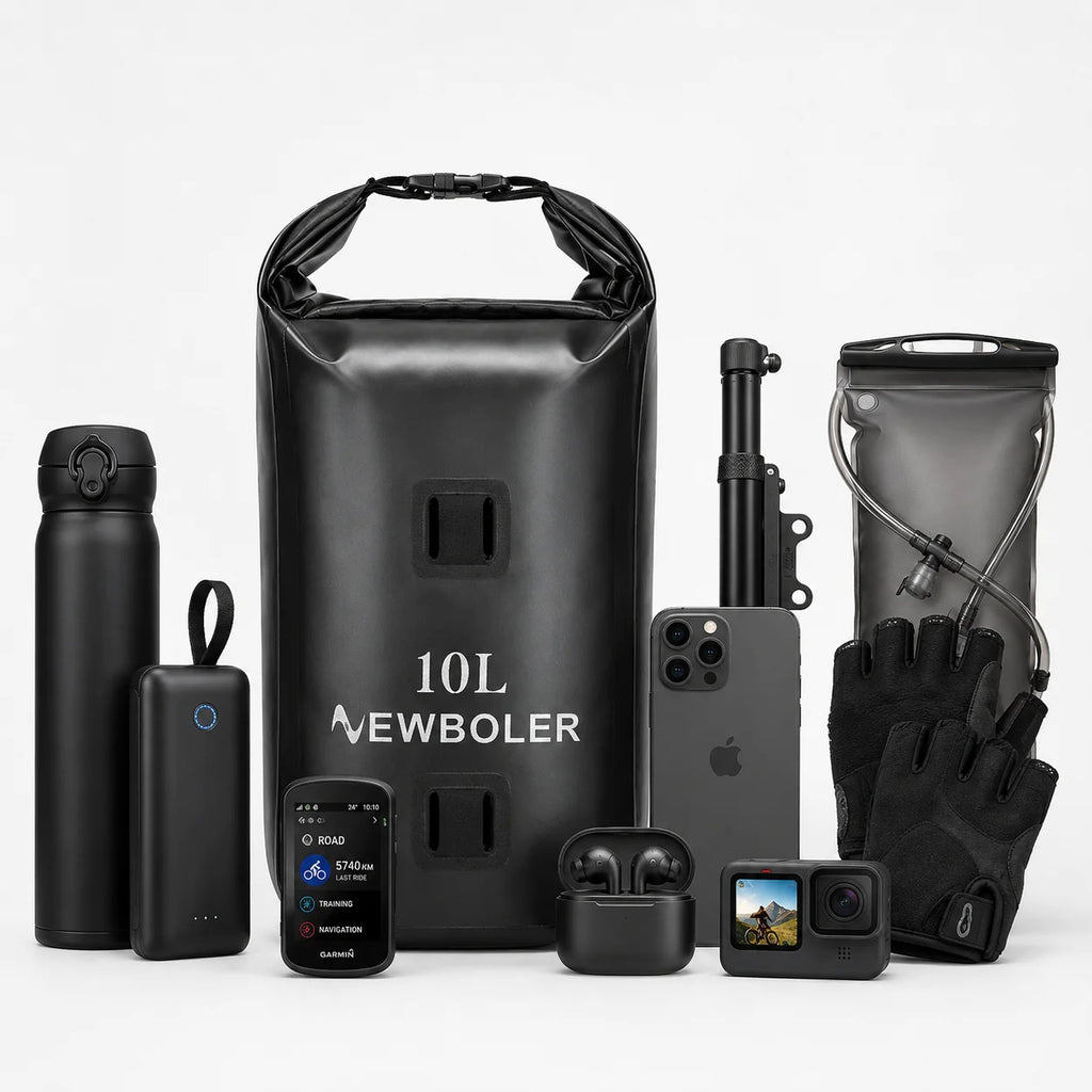 Sacoche de vélo noire 10L étanche entourée de ses accessoires