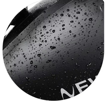 Gros plan sur la surface d'une sacoche noire avec des gouttes d'eau, illustrant son imperméabilité.