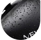 Gros plan sur la surface d'une sacoche avec des gouttes d'eau, illustrant son imperméabilité.