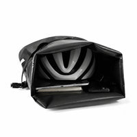Sacoche vélo noire ouverte montrant un casque de vélo et une tablette à l'intérieur