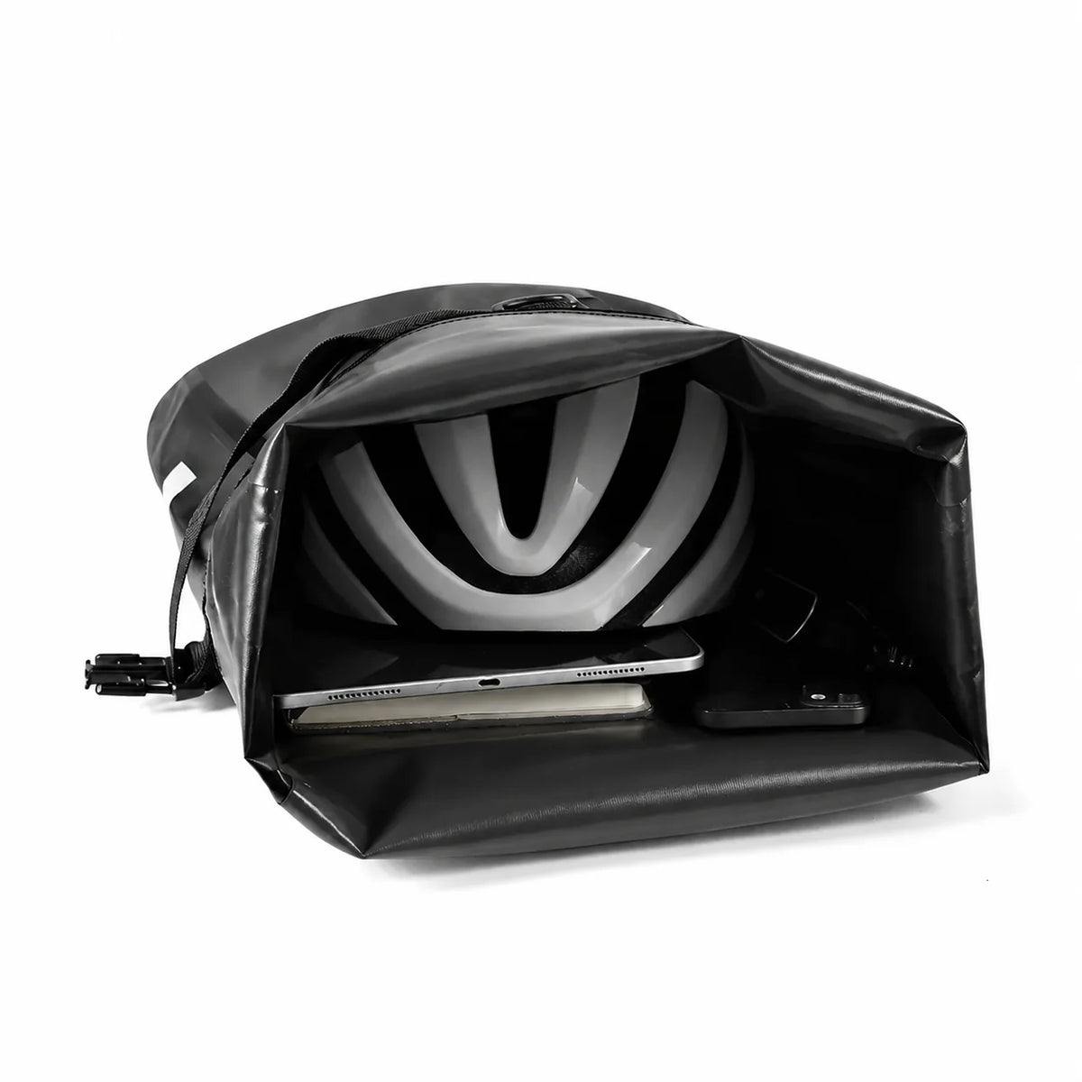 Sacoche vélo noire ouverte montrant un casque de vélo et une tablette à l'intérieur