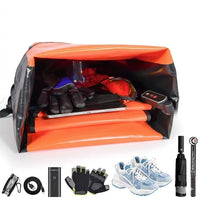 Sacoche vélo orange ouverte avec accessoires cycliste : gants, lunettes, tablette, pompe, chaussures