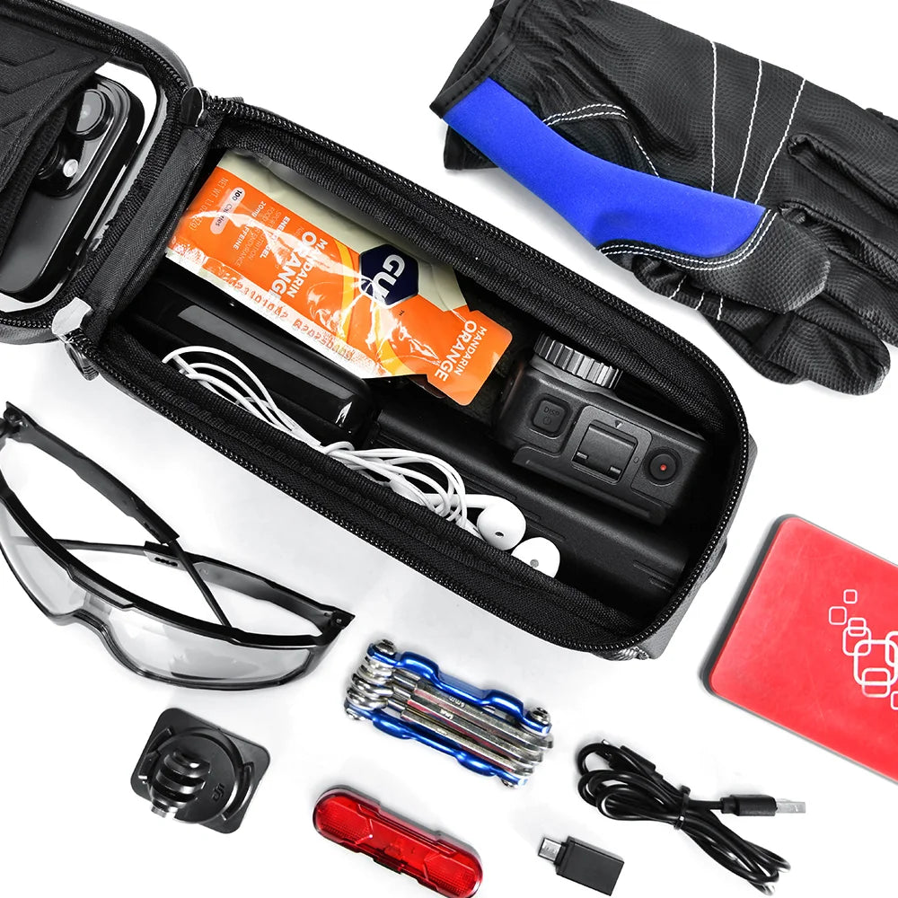 Sacoche de velo ouverte presentant son contenu : gants, lunettes, multi-outil, cables et feu arriere.