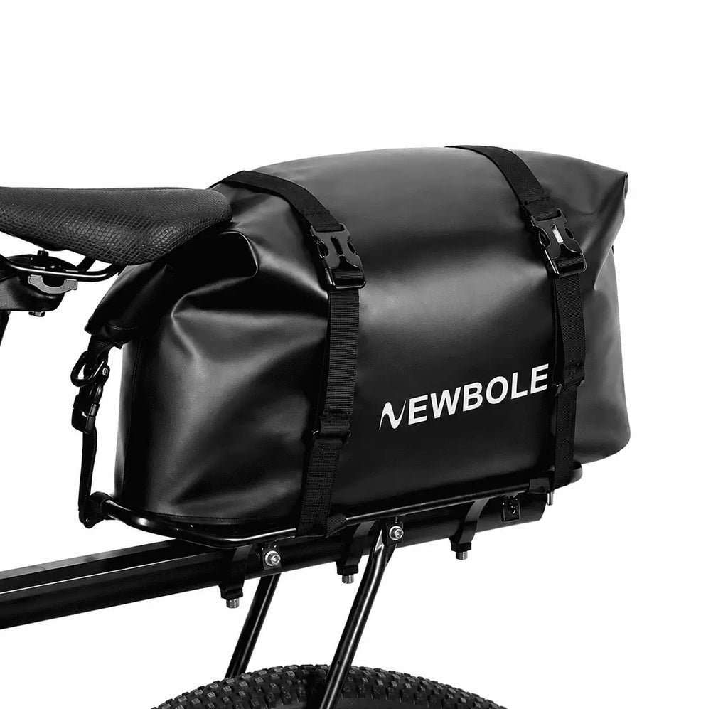 Sacoche vélo étanche 20 L noire fixée sur le porte-bagages arrière, sangles de maintien serrées