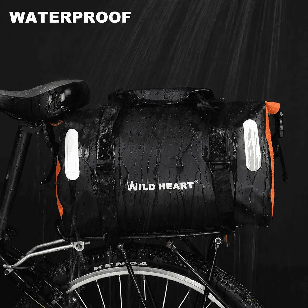 Sacoche vélo 18L noire et orange sur porte-bagage arrière sous une pluie continue
