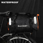 Sacoche vélo 18L noire et orange sur porte-bagage arrière sous une pluie continue