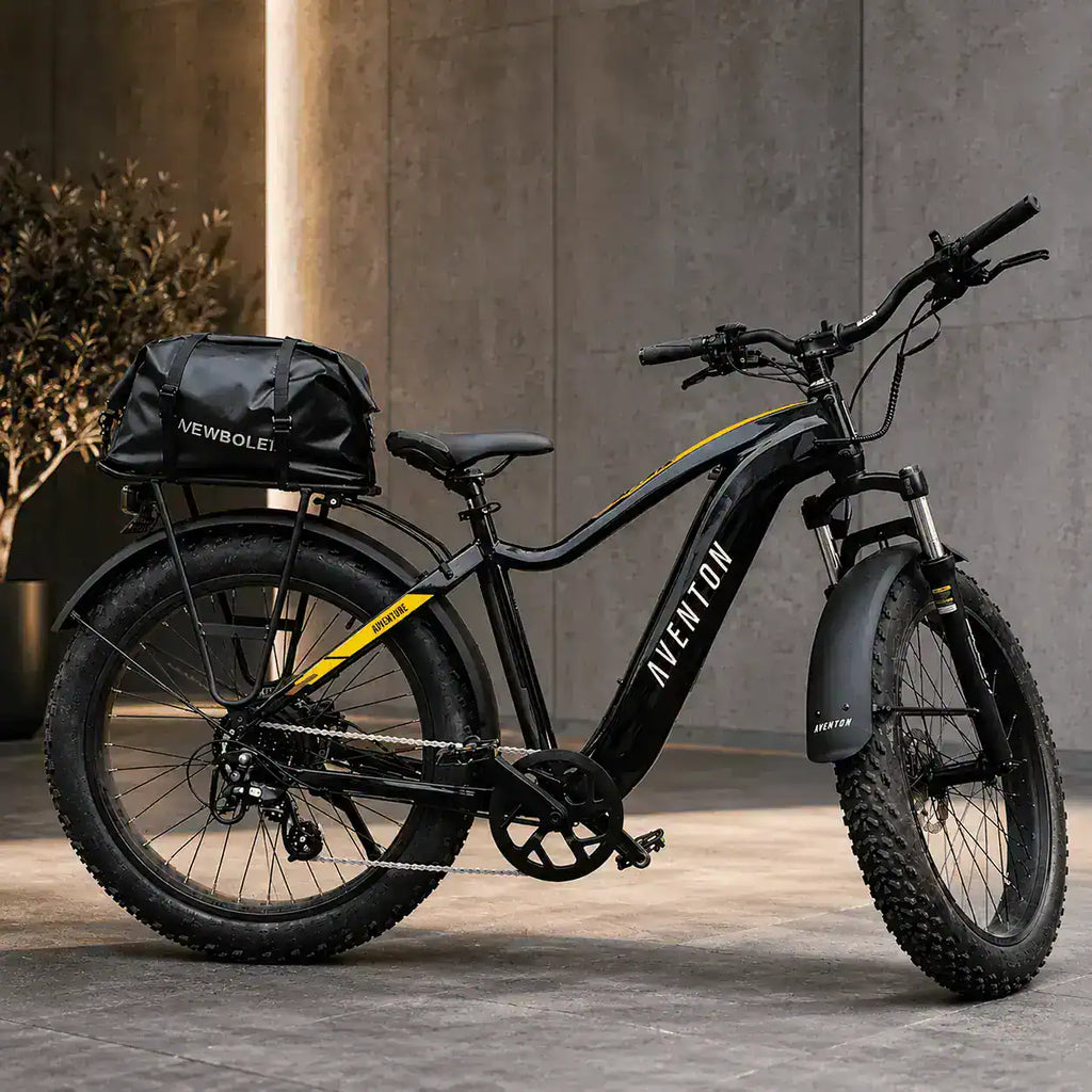 Sacoche noire montée à l'arrière d'un vélo, vue d'ensemble
