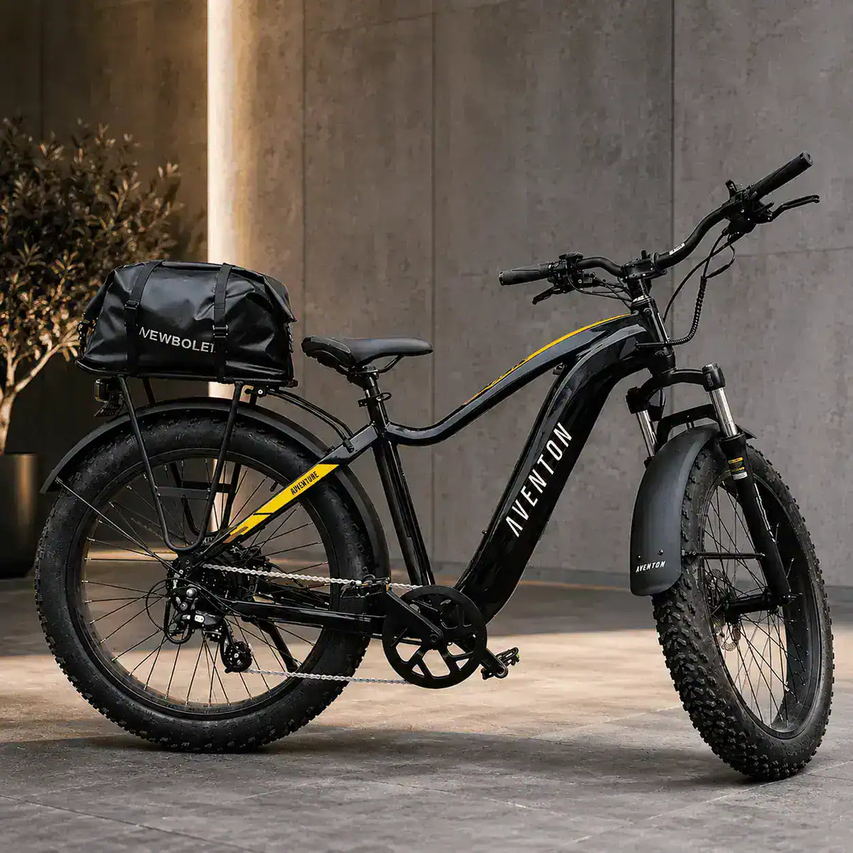 Sacoche noire montée à l'arrière d'un vélo, vue d'ensemble