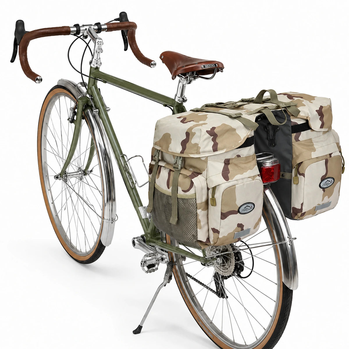Sacoche vélo porte-bagage triple camouflage sur vélo vintage vert guidon courbé