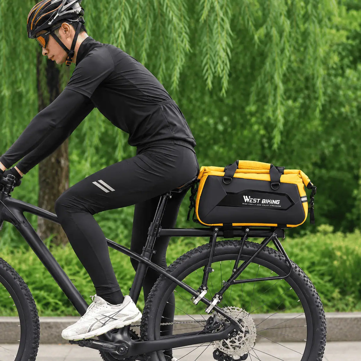 Cycliste roulant avec la sacoche jaune fixée sur le porte-bagages arrière