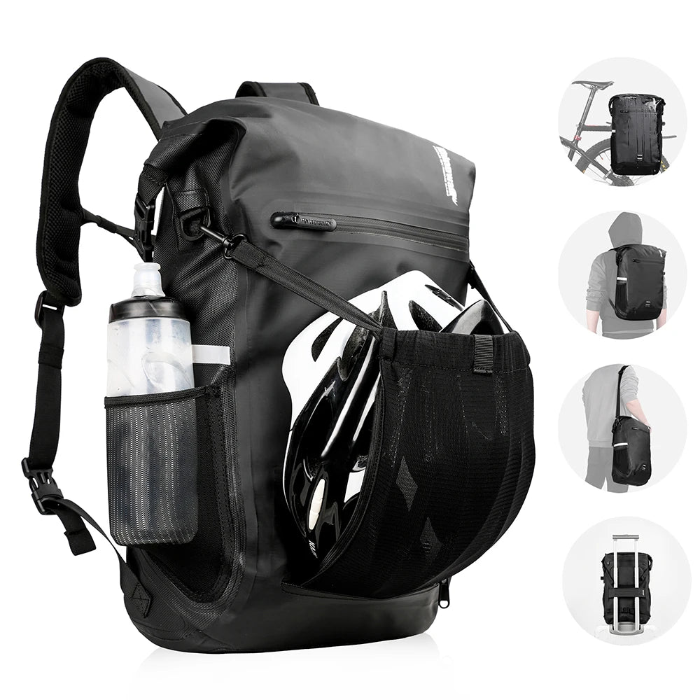 Sacoche vélo porte-bagages étanche noire portée en sac à dos, casque logé dans le filet et gourde en poche latérale