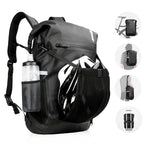 Sacoche vélo porte-bagages étanche noire portée en sac à dos, casque logé dans le filet et gourde en poche latérale