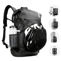 Sacoche vélo porte-bagages étanche noire portée en sac à dos, casque logé dans le filet et gourde en poche latérale