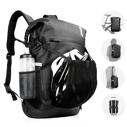 Sacoche vélo porte-bagages étanche noire portée en sac à dos, casque logé dans le filet et gourde en poche latérale