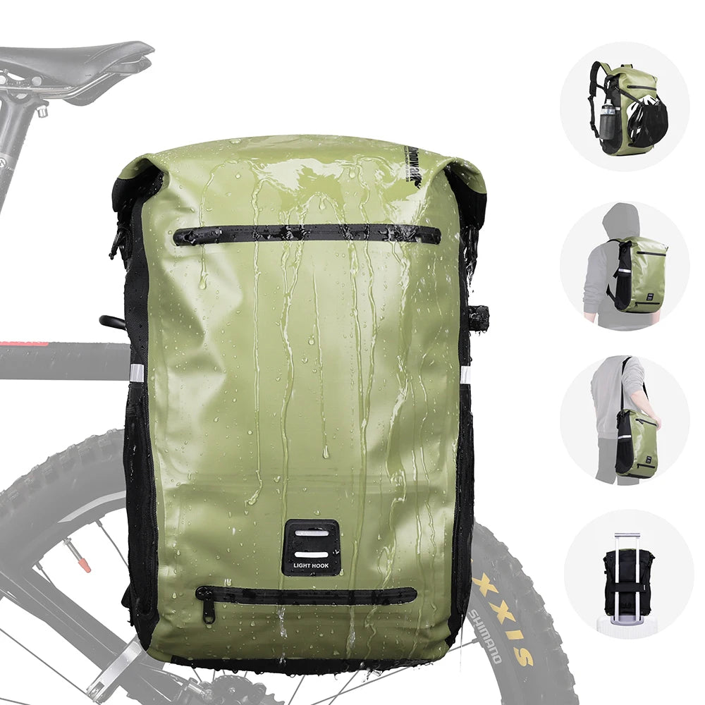 Modèle vert fixé au porte-bagages, ruissellement d'eau sur la bâche thermosoudée