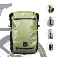 Modèle vert fixé au porte-bagages, ruissellement d'eau sur la bâche thermosoudée